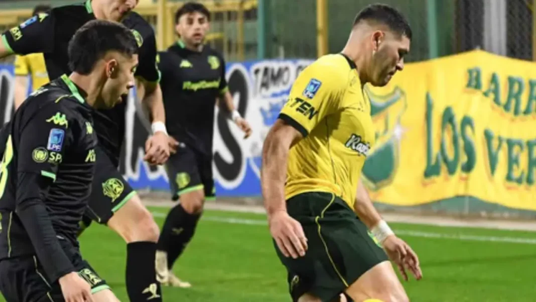 Árbitro con tarjeta roja en partido de fútbol argentino
