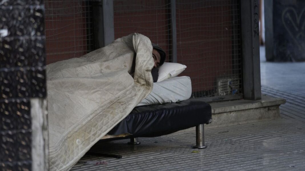 Persona en situación de calle con manta en la vía pública de Rosario