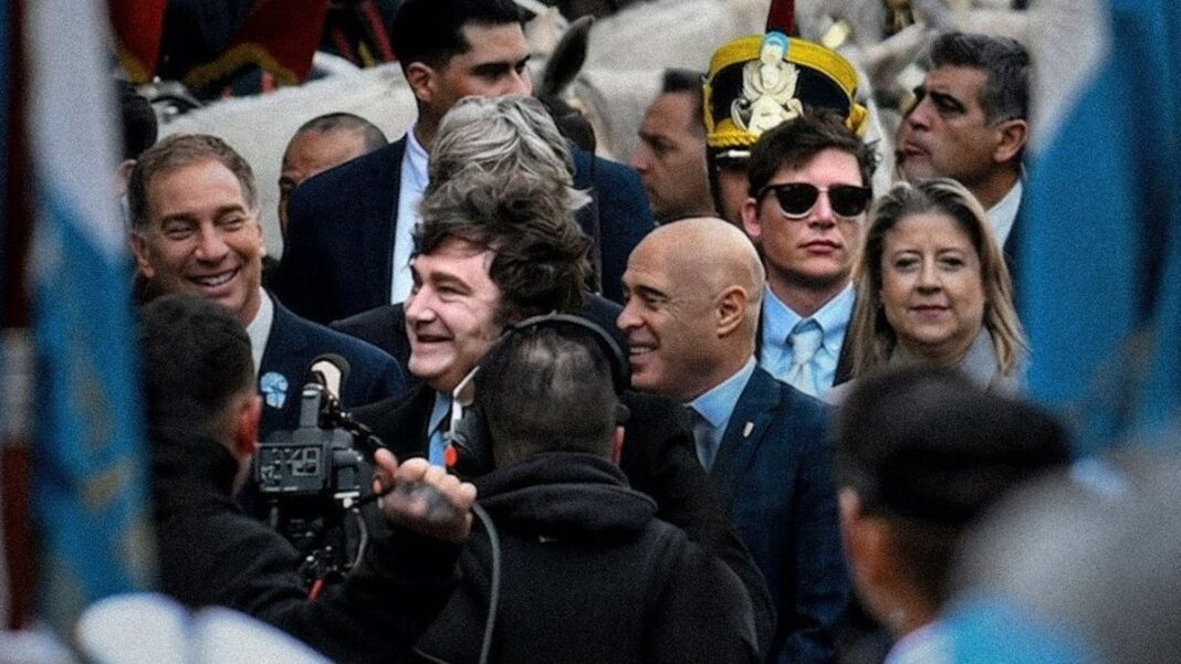 Santiago Caputo durante una reunión de la mesa política