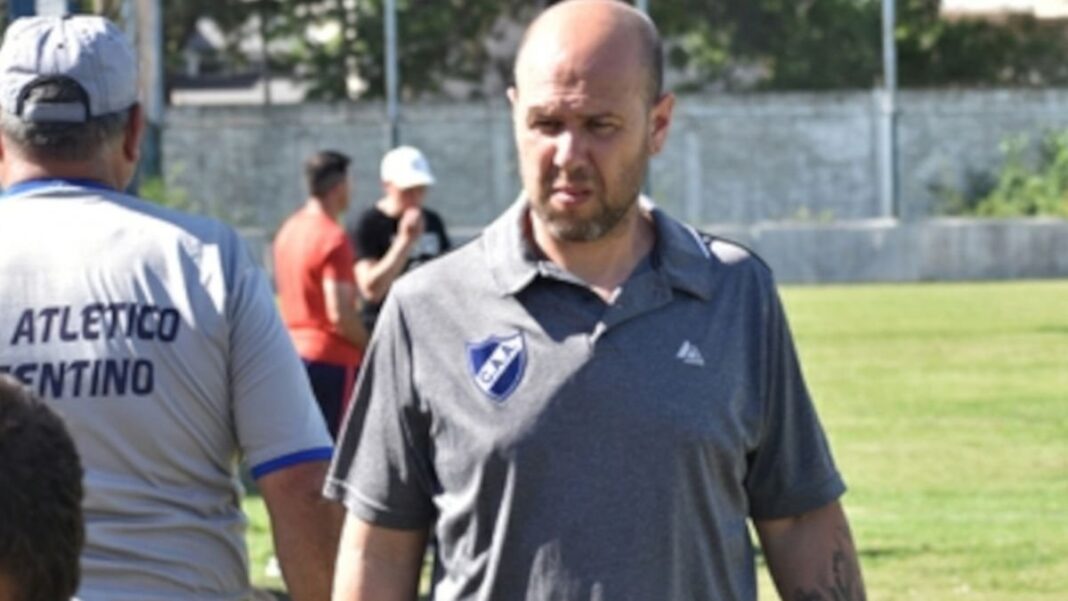 Partido de fútbol de la Primera C entre Argentino y Cambaceres en el barrio Sarmiento