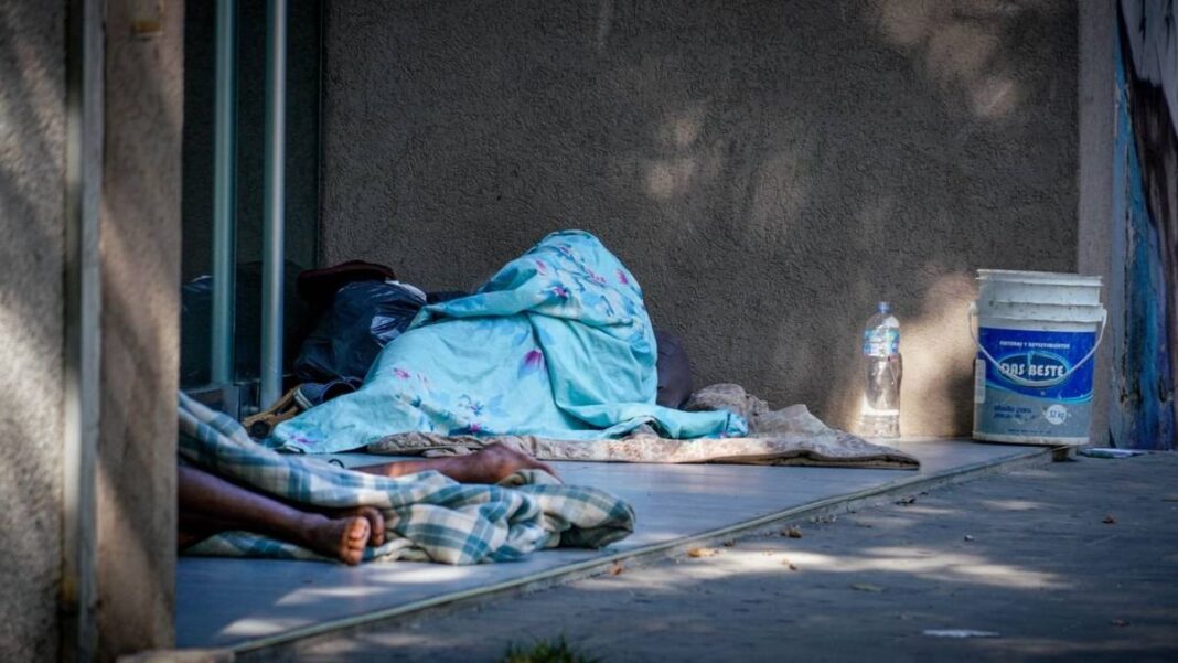 Fotografía de la plaza Julio Maiztegui en Rosario, donde una familia en situación de calle pasó varios días