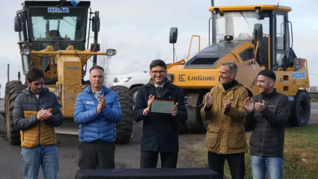 Gobernador Maximiliano Pullaro firmando acta de inicio de obras en la Ruta Nacional A012