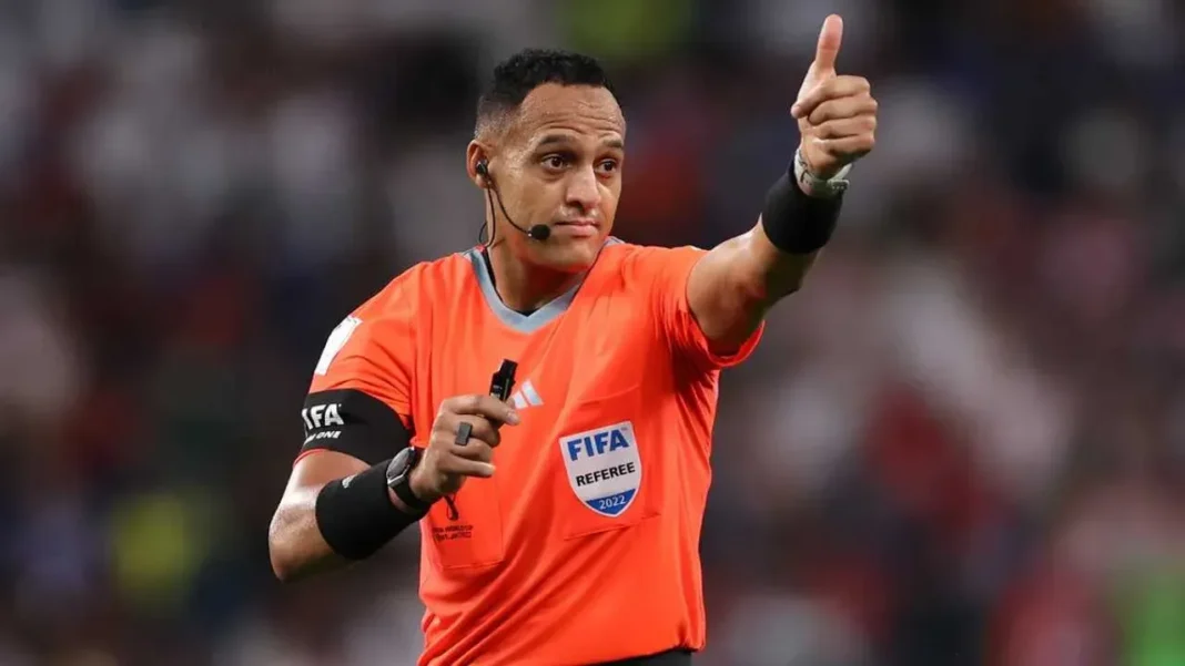 Ismail Elfath, árbitro estadounidense, durante un partido del Mundial 2026