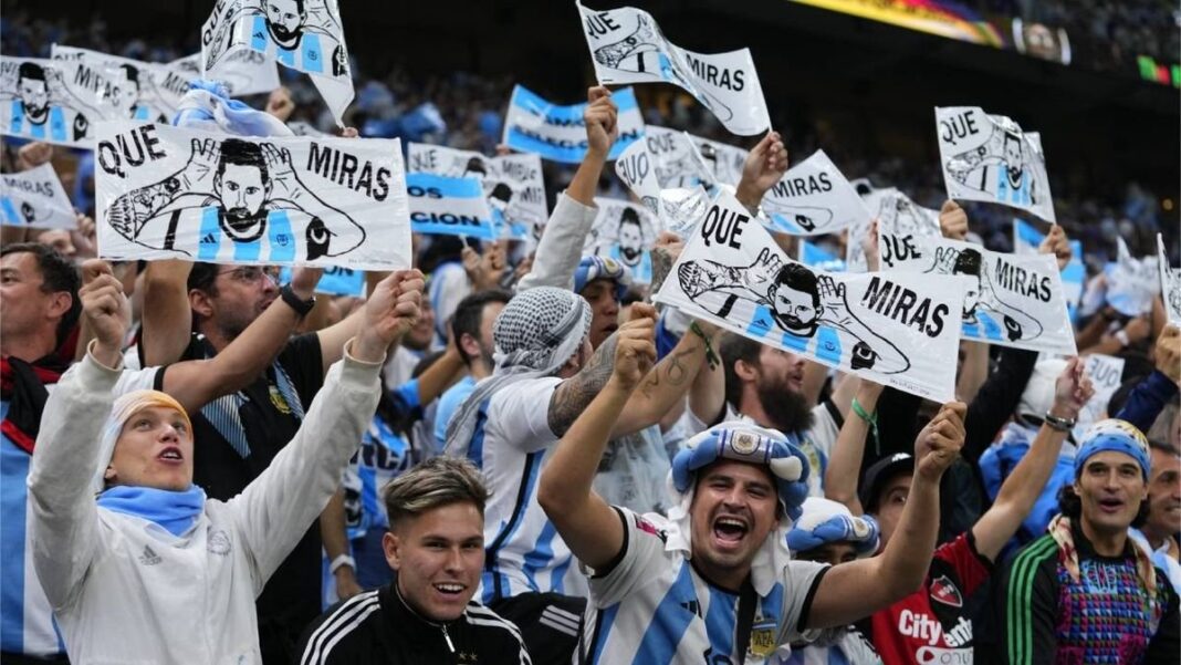 Aficionados argentinos viendo un partido de fútbol en pantalla gigante