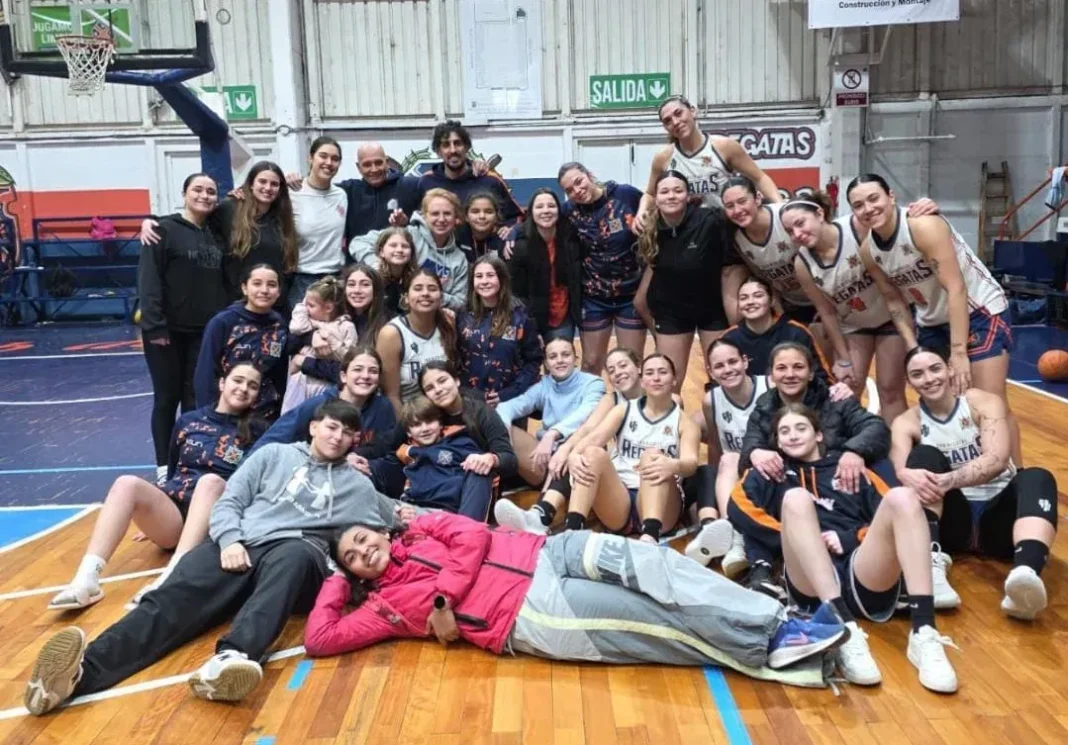 Partido de básquet femenino entre Regatas de San Nicolás y Talleres de Villa Gobernador Gálvez
