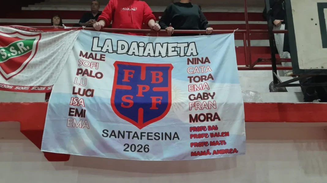 Equipo femenino U11 de Santa Fe celebrando el tercer lugar del Argentino de Mini