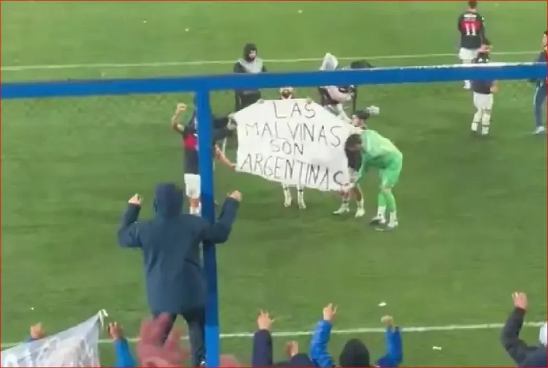 Jugadores de Tigre sostienen bandera con inscripción Las Malvinas son argentinas en el estadio Gran Parque Central