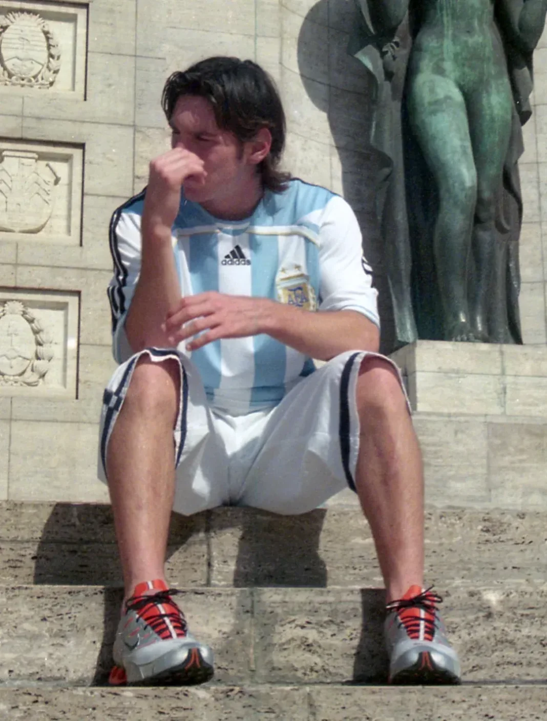 Lionel Messi joven en el Monumento a la Bandera en Rosario