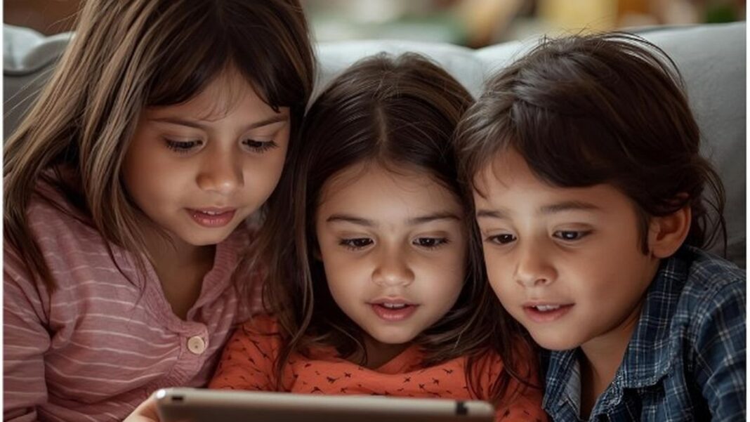 Niño usando una tablet con la supervisión de un adulto