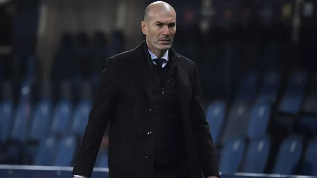 Zinedine Zidane durante conferencia de prensa de la Federación Francesa de Fútbol en París