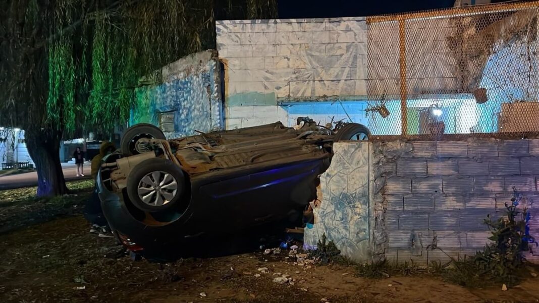 Auto volcado en la zona oeste de Santa Fe tras chocar contra una casa