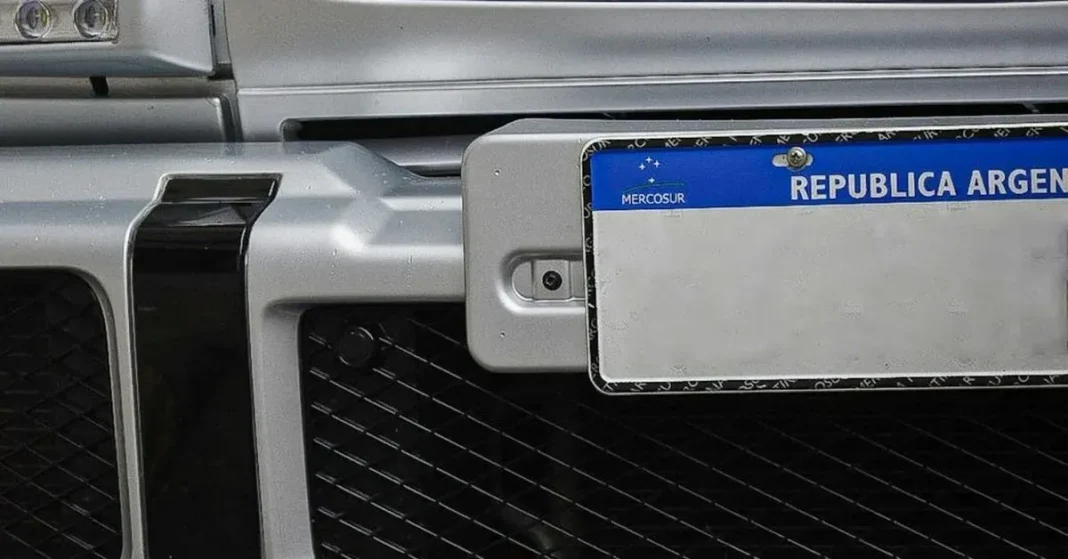 Persona realizando trámite de patentamiento de un automóvil en un registro automotor