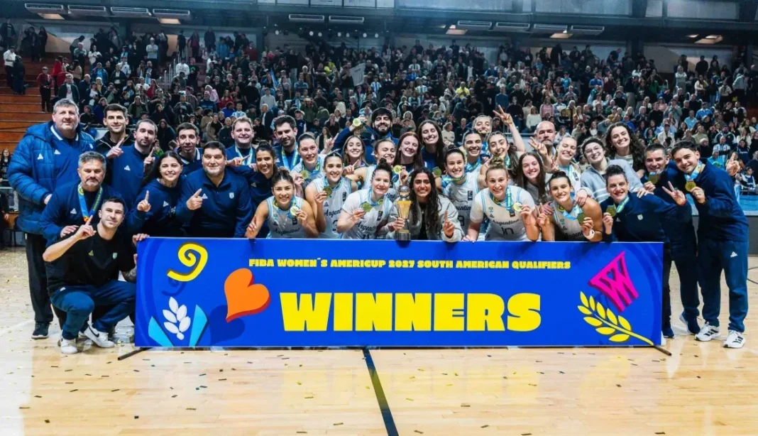 Equipo argentino de básquet femenino celebrando el título sudamericano en Zárate