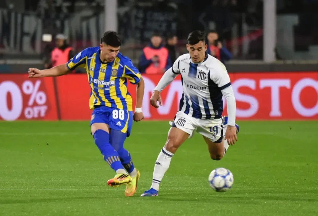 Jugadores de Rosario Central celebran un gol ante Talleres