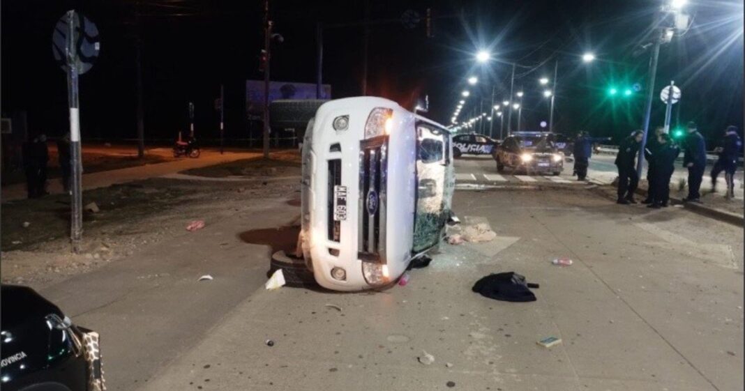 Camioneta volcada tras persecución policial en Rosario