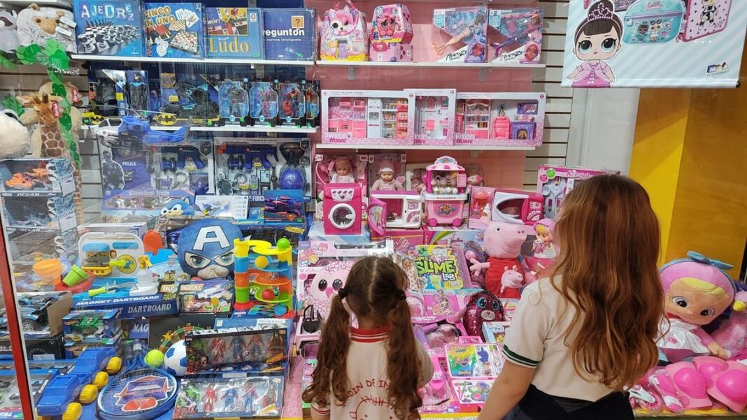 Vidriera de juguetería con ofertas por el Día del Niño