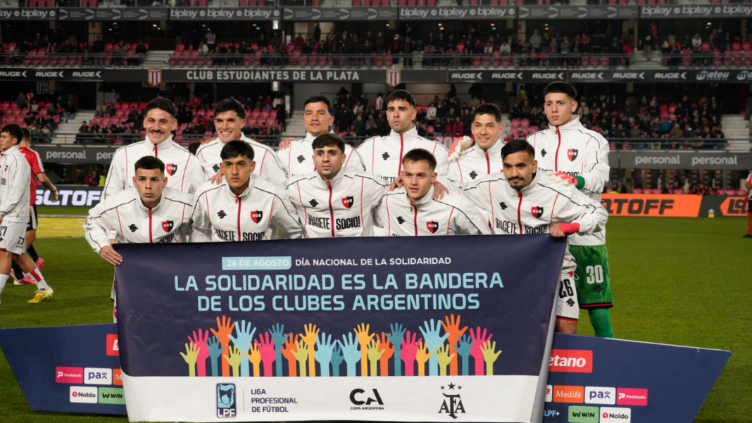 Lautaro Giannetti, defensor de Newell's, durante el partido ante Estudiantes