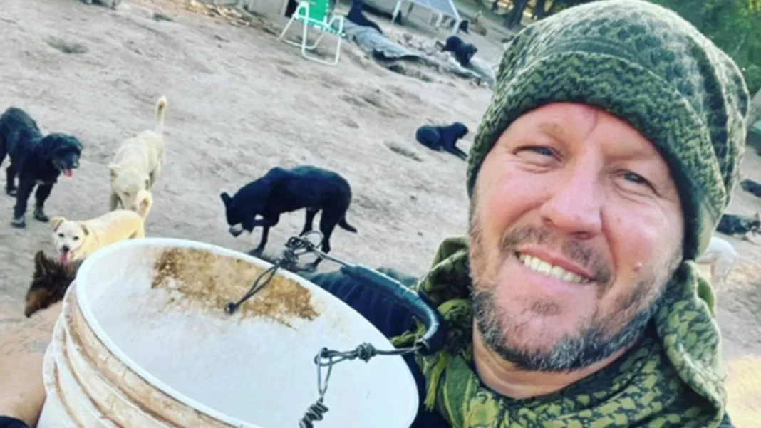 Eduardo El Polaco Riemersma junto a perros rescatados