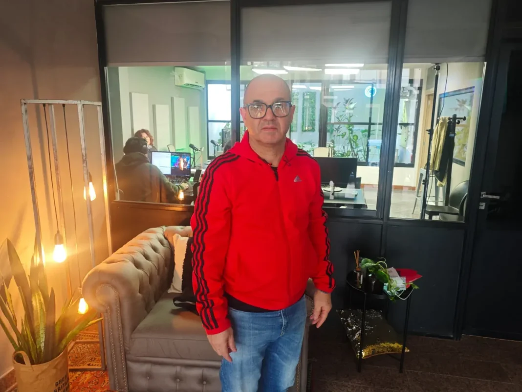 Gabriel Digerolamo, kinesiólogo, durante una entrevista en el programa de streaming Saque y Volea