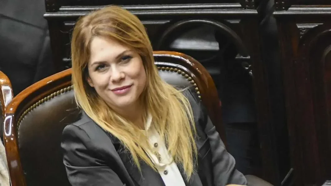Lilia Lemoine en la puerta de la Casa Rosada