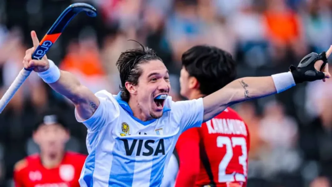 Jugadores de Los Leones celebrando un gol en el partido contra Japón