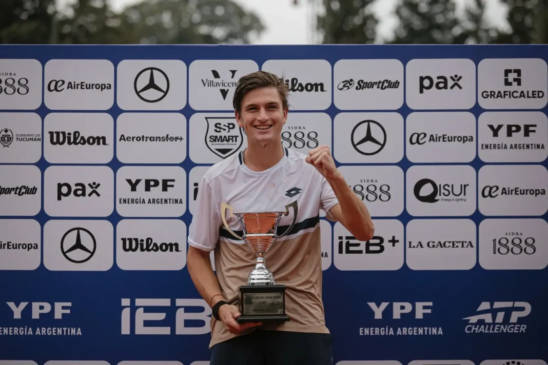 Luciano Ambrogi celebrando su primer título Challenger en Tucumán