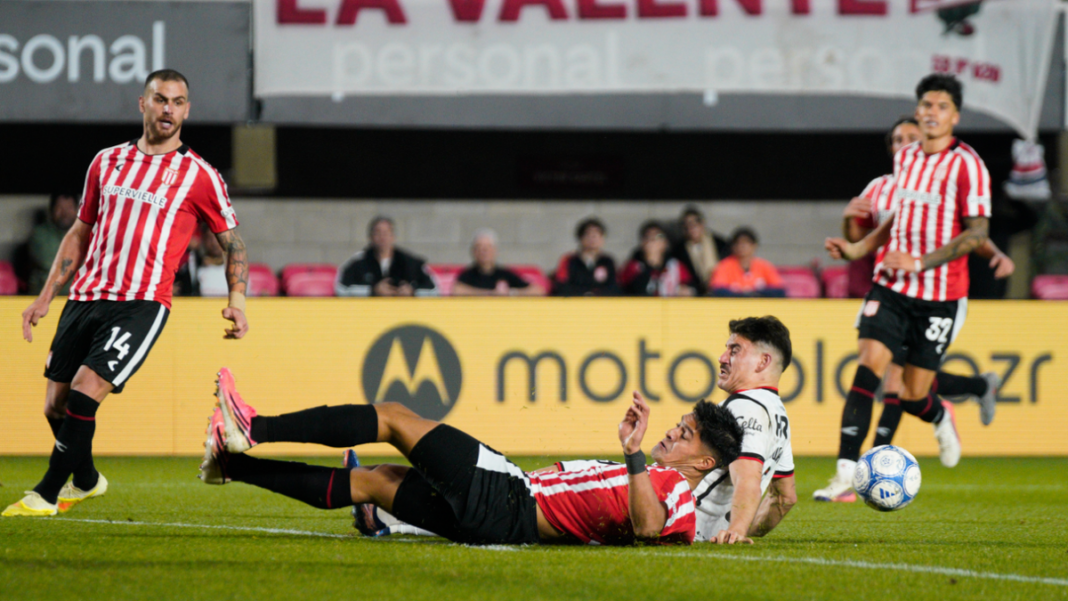Partido entre Newell's y Estudiantes en el Estadio Uno