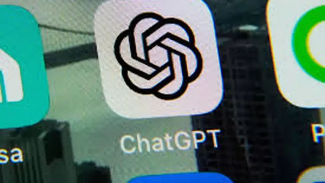 Logo de OpenAI junto a un dispositivo móvil mostrando ChatGPT
