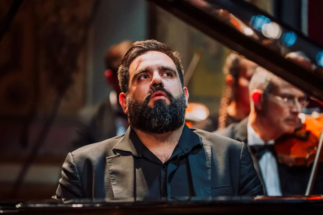 Mario Montore al piano durante un concierto