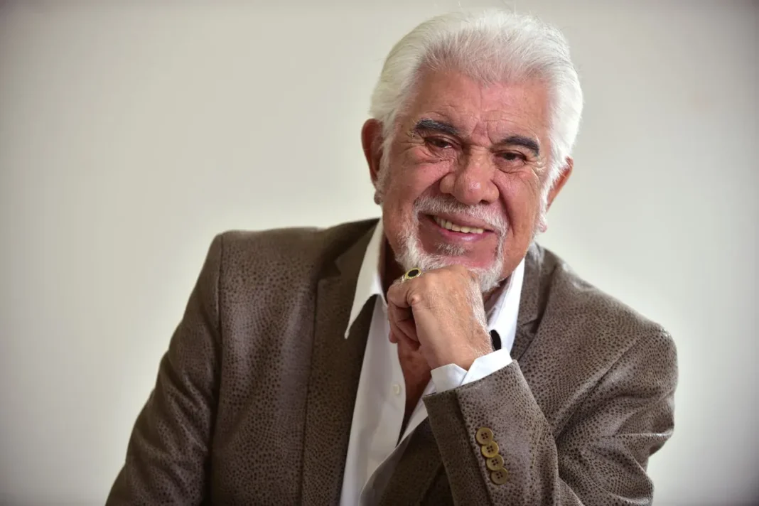 Raúl Lavié en el escenario del Centro Cultural Atlas