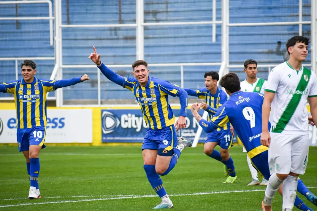 Jugadores de la reserva de Central celebrando el gol ante Banfield