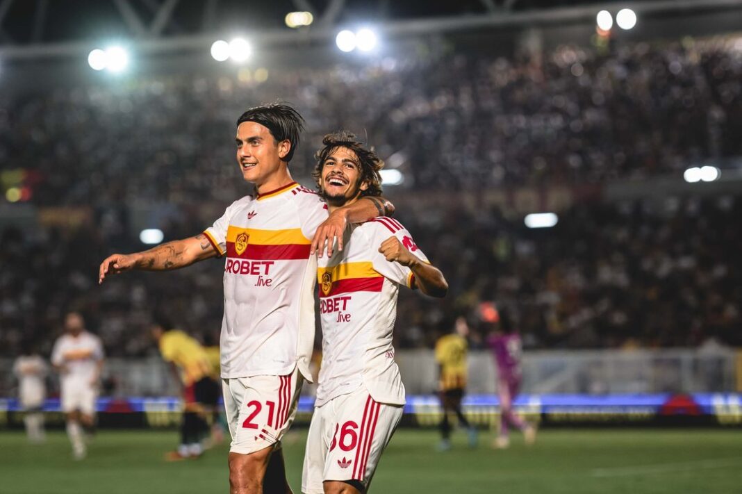 Jugadores de la Roma celebran un gol ante el Lecce en la Serie A