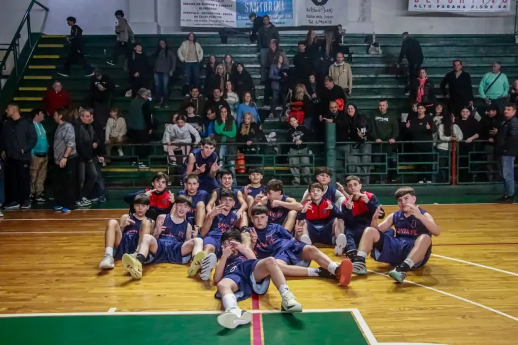 Partido de básquet infantil entre Santa Fe y Río Negro en Sportivo América