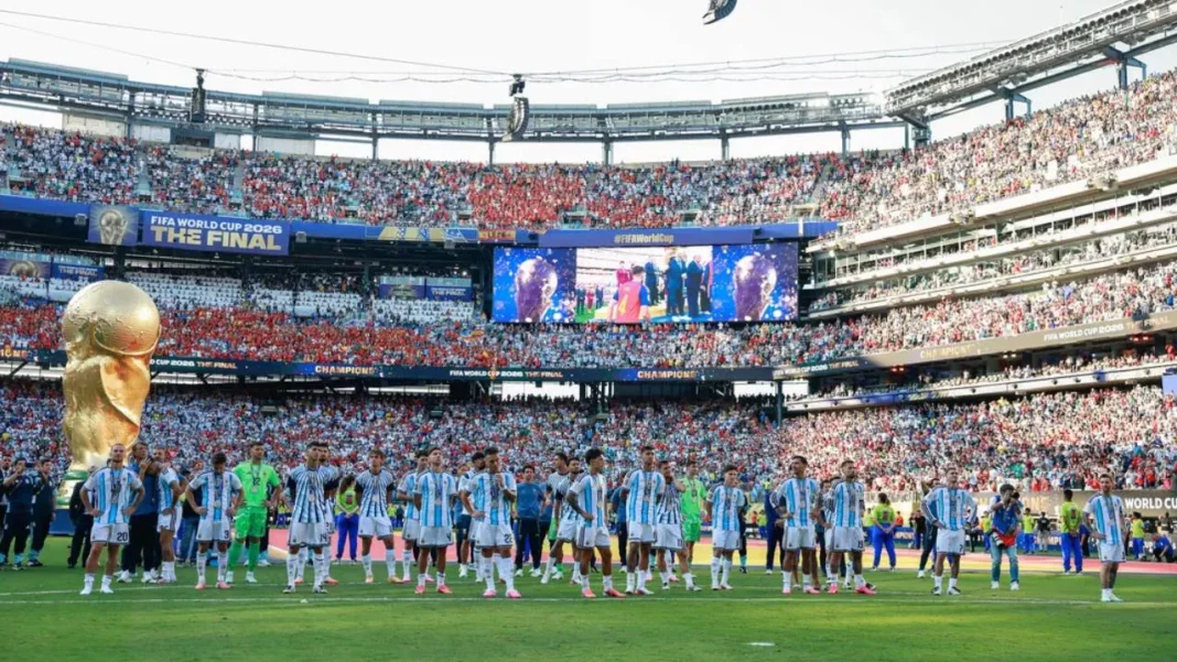 Jugadores de la Selección Argentina saludando a los hinchas en Ezeiza