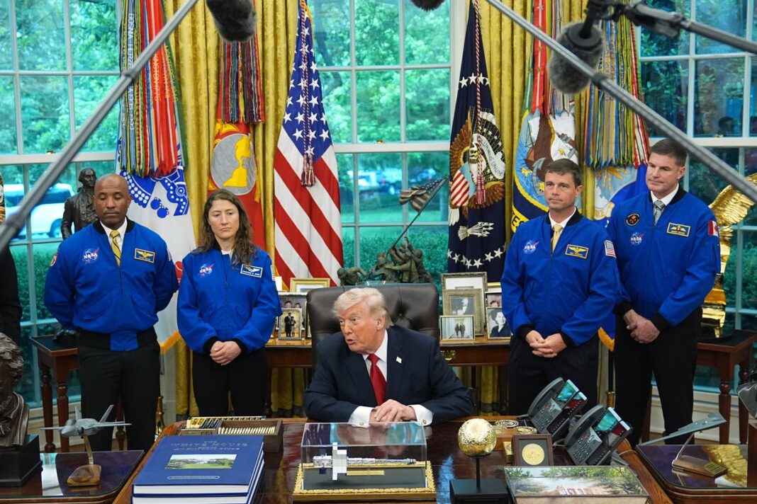 Astronautas de Artemis II reciben medalla de honor en ceremonia en Houston