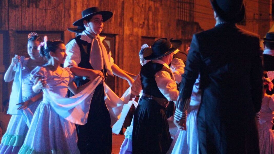 Bailarines de zamba en un evento folklórico
