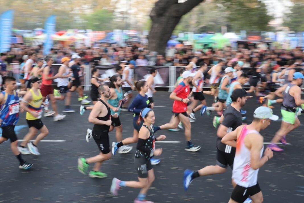 Corredores durante la Maratón Internacional de Buenos Aires
