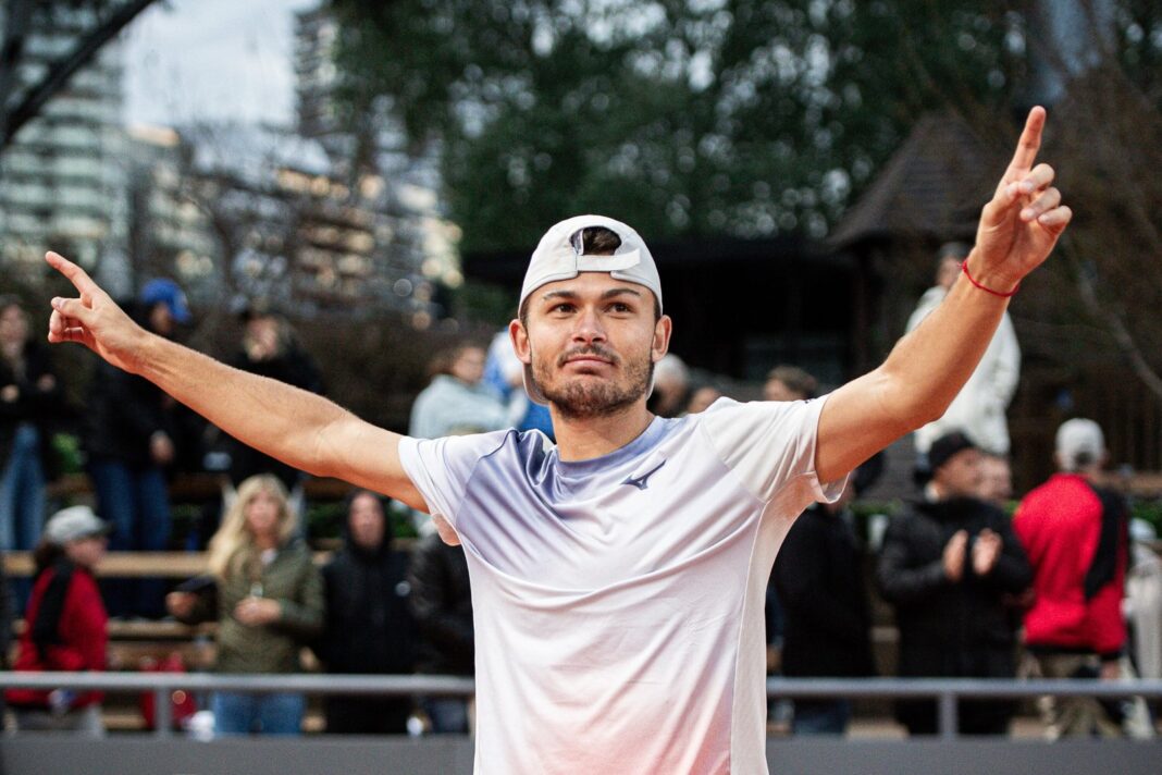 Alex Barrena con el trofeo del Challenger de Buenos Aires