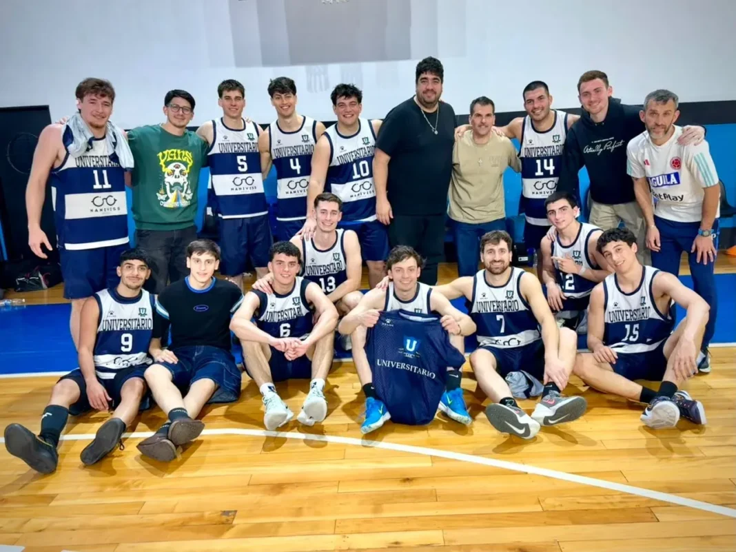Pelota de básquet en una cancha durante un partido de la liga local