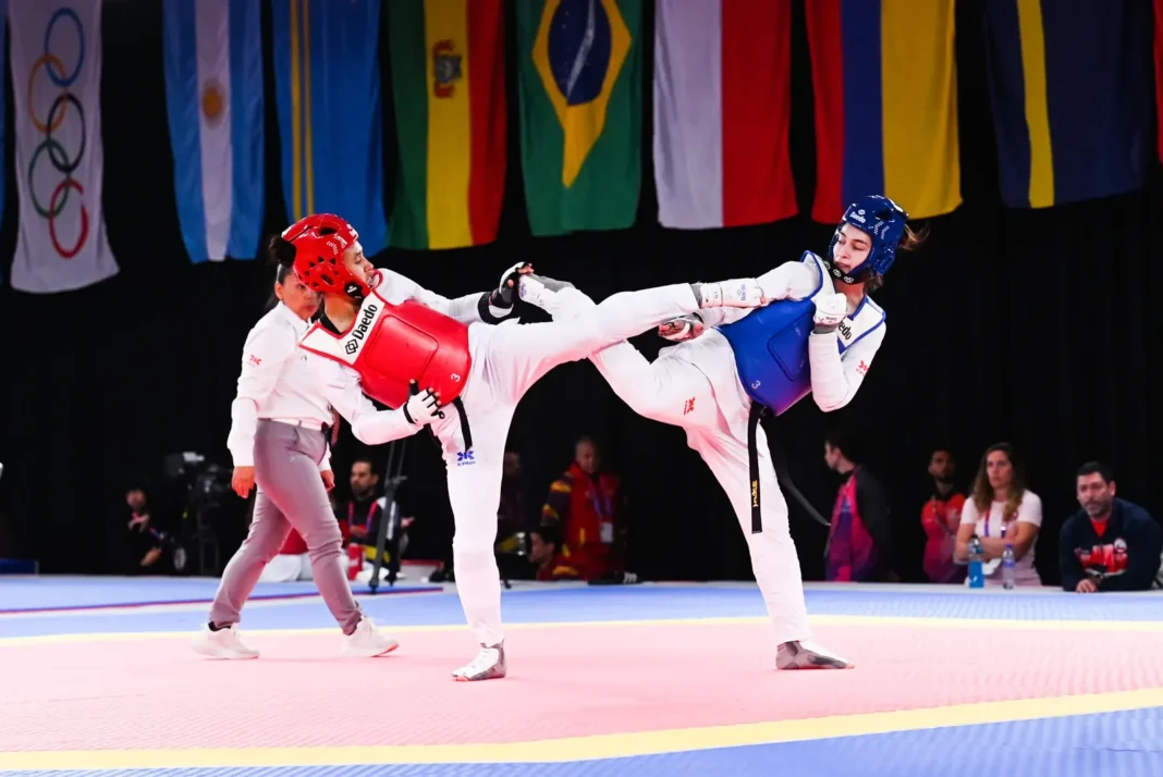 Brenda Ruiz Díaz durante un combate de taekwondo en los Juegos Suramericanos Santa Fe 2026