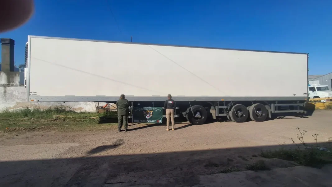 Camión de carga en una ruta de la región