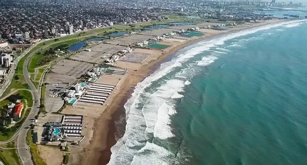 Vista de edificios y playa en Mar del Plata durante la temporada de verano