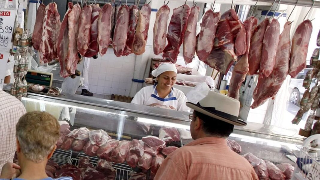 Corte de carne vacuna en una carnicería