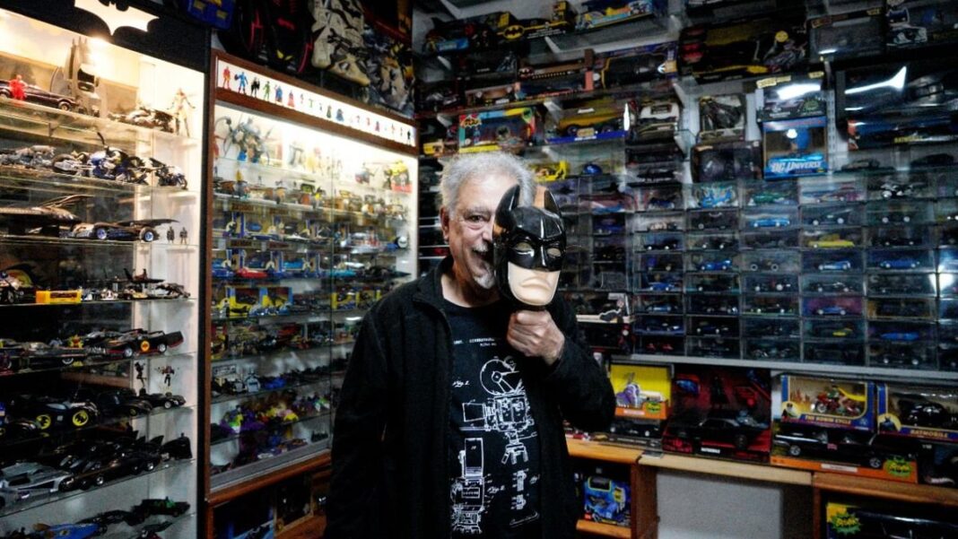 Colección de batimóviles de Carlos Coca en su baticueva