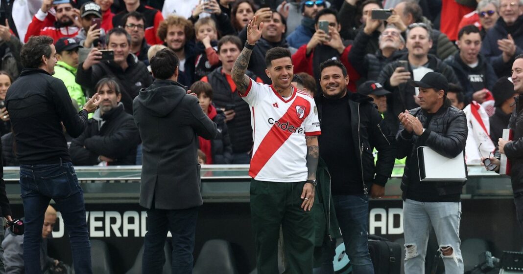 Enzo Fernández con la camiseta de River Plate