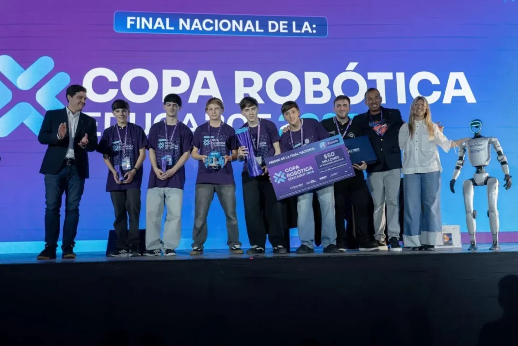 Estudiantes del equipo Sanjobits101 del Instituto Técnico San José N° 8013 de Rosario durante la Copa Robótica Educabot 2026 en Neuquén
