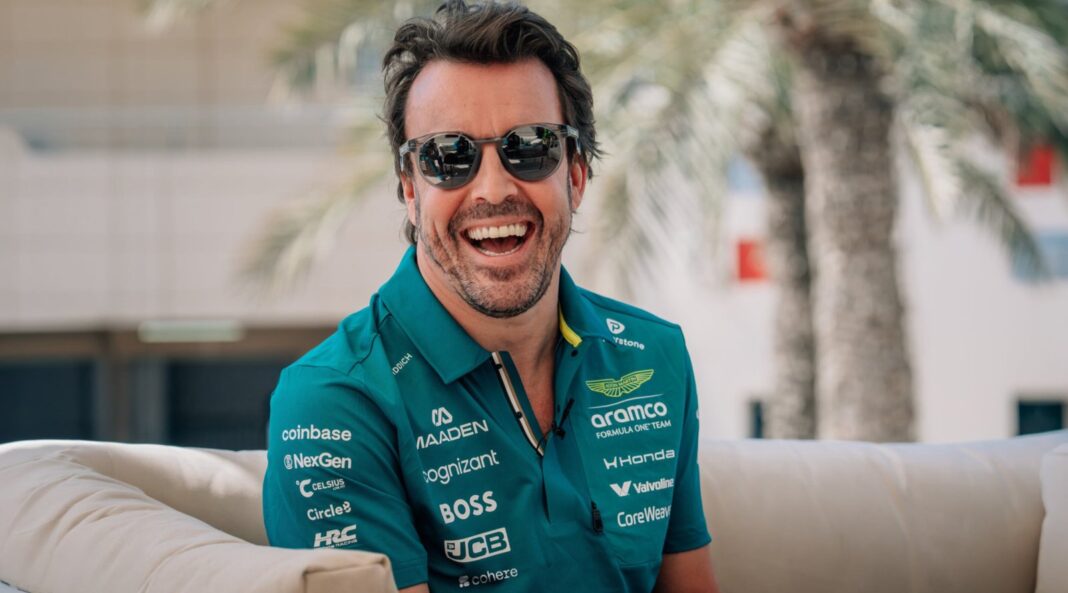 Fernando Alonso durante una carrera de Fórmula 1 con Aston Martin