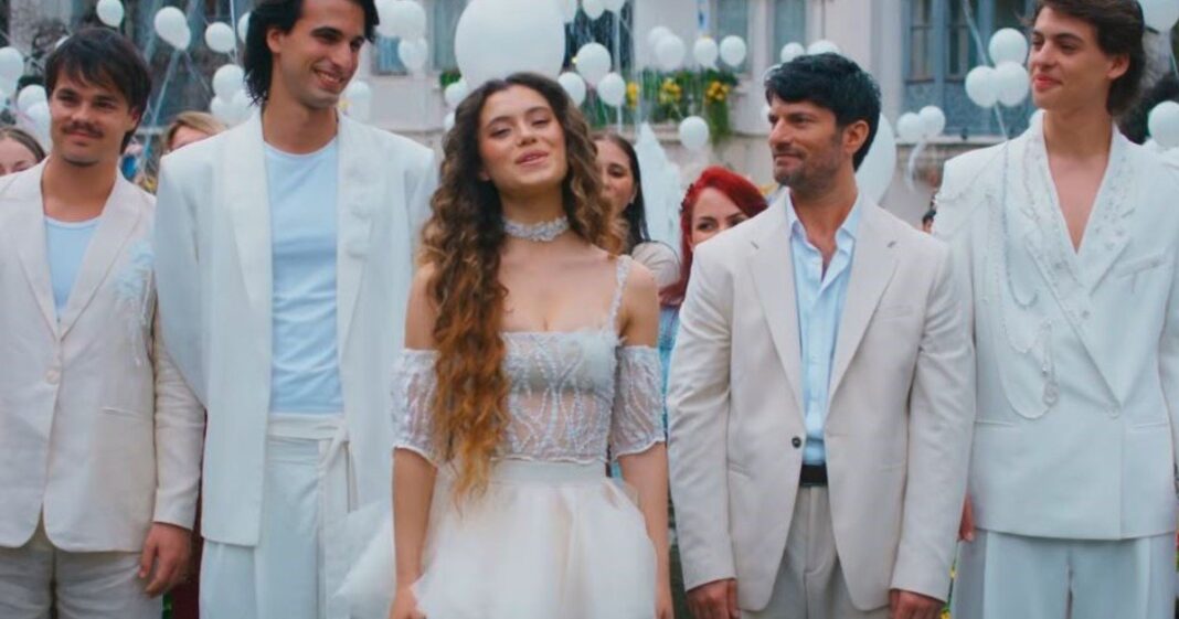 Escena final de la serie Margarita con los personajes vestidos de blanco