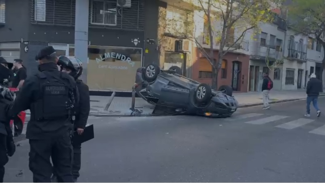 Choque y vuelco en barrio Lourdes con tres autos involucrados