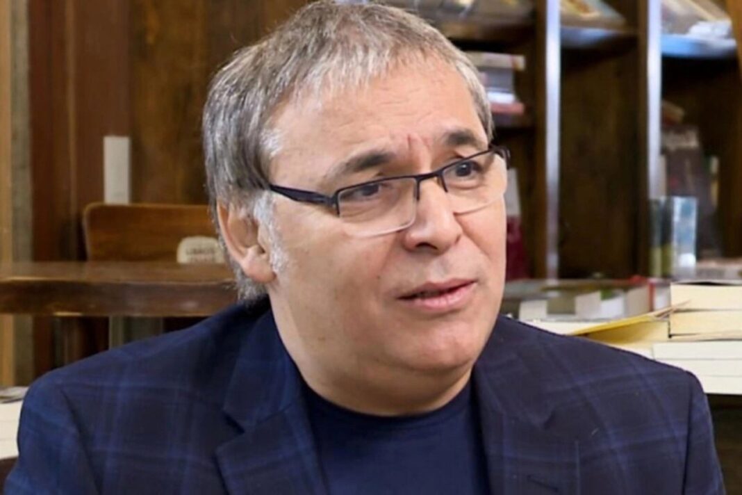 Gabriel Rolón durante una entrevista radial